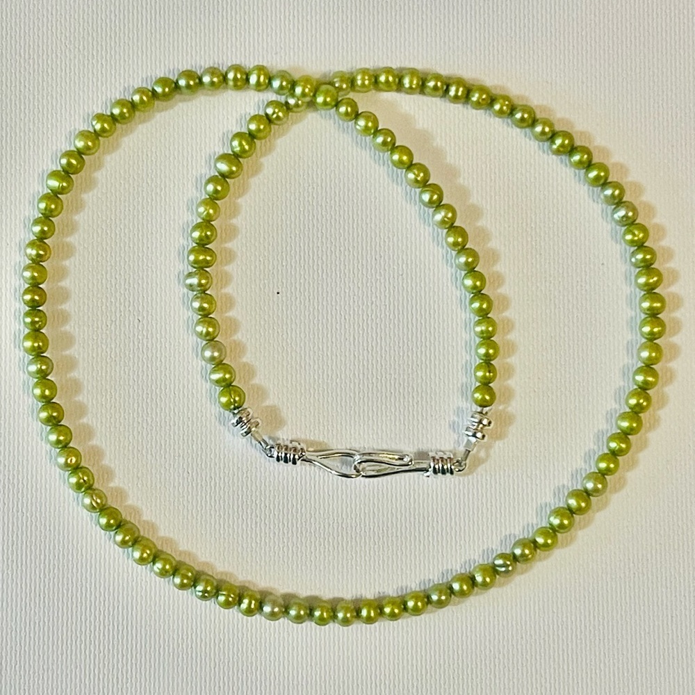 Light green freshwater pearls necklace sz 16-17”